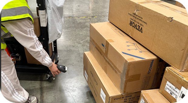 LC warehouse operator scanning outbound parcels